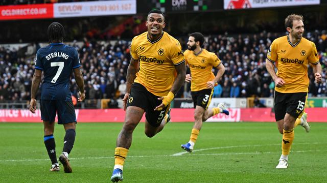 Selebrasi pemain Wolverhampton Mario Lemina saat menjebol gawang Chelsea di ajang Liga Inggris