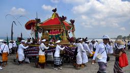 Melasti adalah festival penyucian yang diadakan beberapa hari sebelum "Nyepi", hari hening. (AFP/SONNY TUMBELAKA)