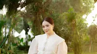 Untuk terlihat anggun yang effortless, kamu bisa tiru outfit kondangan Nagita Slavina. Ia memadukan kebaya encim modifikasi dengan kain batik berwarna pucat [@raffinagita1717]