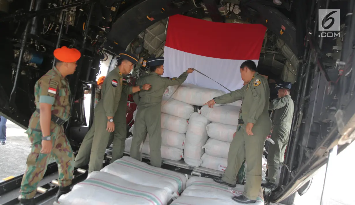 Sejumlah prajurit TNI AU merapikan bantuan untuk Rohingya ke dalam pesawat Hercules di Lanud Halim Perdanakusuma, Jakarta, Rabu (13/9). Sebanyak 34 ton bantuan kemanusiaan itu terdiri dari bantuan makanan hingga pakaian anak. (Liputan6.com/Faizal Fanani)