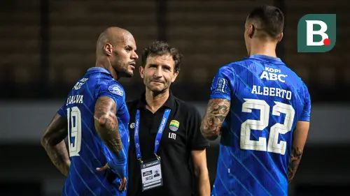 Pelatih kepala Persib Bandung, Luis Milla (tengah) bercengkrama dengan pemainnya, David Da Silva (kiri) dan Alberto Rodriguez Martin setelah laga pekan ketiga BRI Liga 1 2023/2024 antara Persib Bandung melawan Dewa United di Stadion GBLA, Bandung, Jumat (14/07/2023). (Bola.com/Bagaskara Lazuardi)