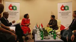 Menlu Retno Marsudi (kanan) berbincang dengan Menlu Afsel Maite Nkoana-Mashabane saat KAA ke-60 di JCC, Jakarta (19/4/2015). Pertemuan membahas ketidak hadiran Presiden Afsel Jacob Zuma akibat situasi keamanan dinegaranya.  (Liputan6.com/Herman Zakharia)