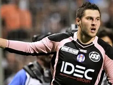 Toulouse&#039;s forward Andre-Pierre Gignac celebrates after scoring a goal during the French L1 football match Marseille/Toulouse on May 2, 2009 at the Velodrome Stadium in Marseille, southern France. AFP PHOTO ANNE-CHRISTINE POUJOULAT 