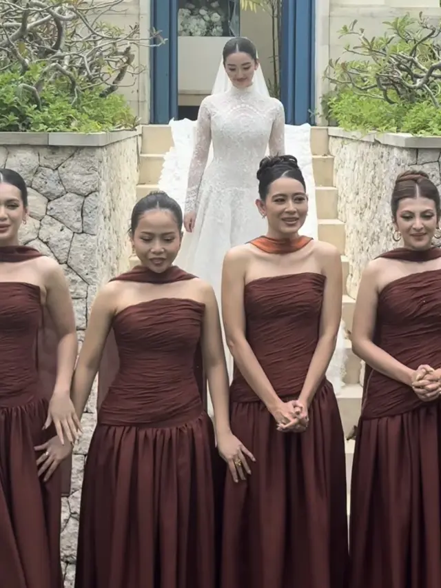 Dea Annisa saat Jadi Bridesmaid Ranty Maria. [@hiantjen]