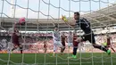 Penyerang Juventus, Alvaro Morata (tengah) mencetak gol saat timnya melawan Torino pada lanjutan liga Italia Serie A di  di Stadion Olimpico, Turin, Senin (21/3/2016) dini hari WIB. (AFP/Marco Bertorello)