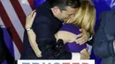 Calon presiden AS, Ted Cruz saat memeluk istrinya Heidi saat melakukan kampanye  di Milwaukee , Wisconsin , Amerika Serikat , 5 April 2016. Cruz adalah anggota dari Partai Republik. (REUTERS / Jim Young)