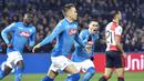 Para pemain Napoli merayakan gol yang dicetak Piotr Zielinski ke gawang Feyenoord pada laga Liga Champions di Stadion Kuip, Rotterdam, Rabu (6/12/2017). Feyenoord menang 2-1 atas Napoli. (AFP/John Thys)
