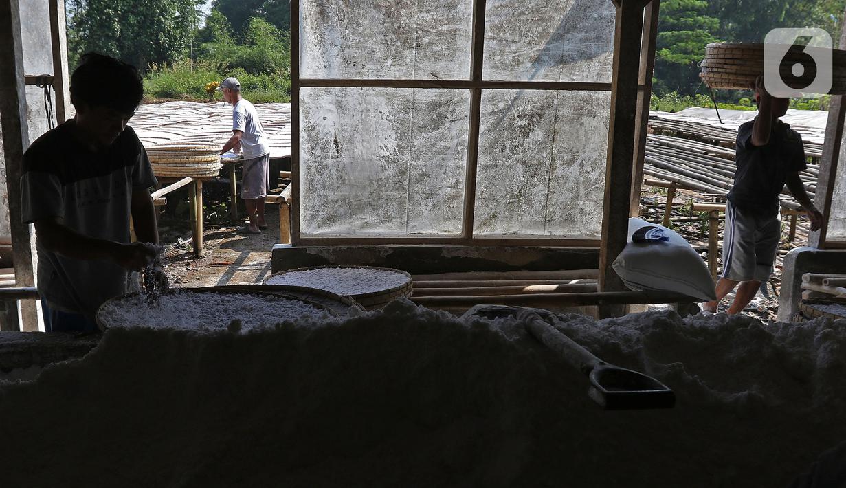 Pekerja menyelesaikan pembuatan tepung tapioka di industri rumahan kawasan Legok Nyenang, Kadumanggu, Kabupaten Bogor, Jawa Barat, Minggu (1/8/2021). Pekerja mampu menghasilkan 3 sampai 4 ton tepung tapioka dalam sehari. (Liputan6.com/Herman Zakharia)