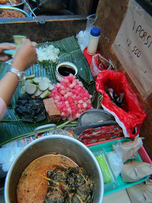 Ganindra Bimo dan Andrea Dian jajal makanan khas Bandung (Instagram/andreadianbimo)