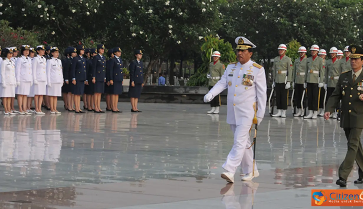 Citizen6, Kalibata: Panglima TNI Laksamana TNI Agus Suhartono, melakukan Ziarah Nasional di Taman Makam Pahlawan Nasional (TMPN) Kalibata dalam rangka Peringatan ke-67 Hari TNI 2012, Kamis (4/10). (Pengirim: Badarudin Bakri)