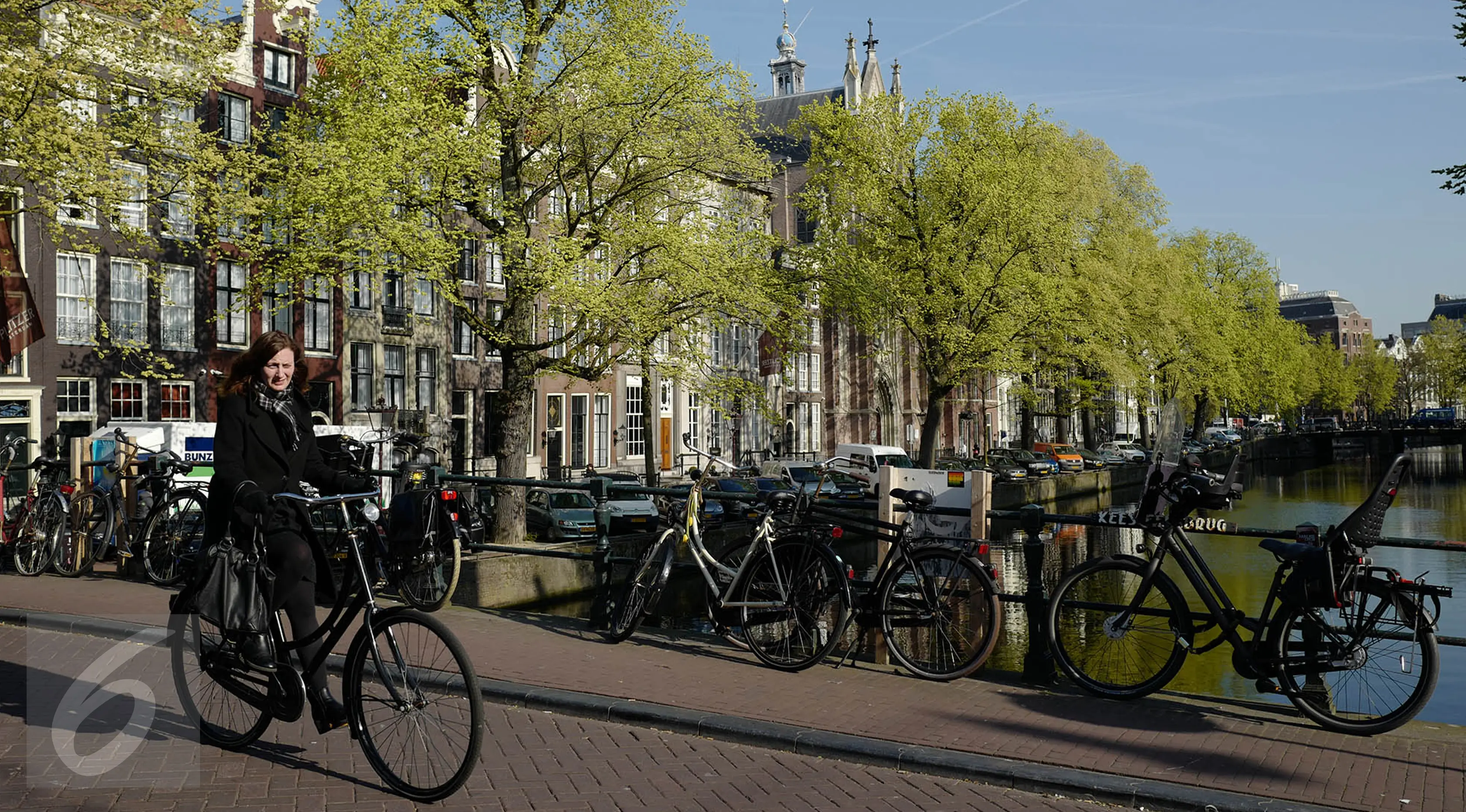 Warga menggunakan sepeda saat beraktivitas di sekitar kawasan Amsterdam, Kamis (20/4). Tak ada yang menampik bahwa kota Amsterdam, Belanda, merupakan surga bagi para pesepeda. (Liputan6.com/Immanuel Antonius)