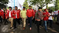 Ketua Taruna Merah Putih, Maruarar Sirait (keempat kiri) bersama Walikota Bandung Ridwan Kamil berjalan bersama saat Kirab Kebangsaan Indonesia Raya di Cibinong, Kab Bogor, Minggu (14/5). (Liputan6.com/Helmi Fithriansyah)