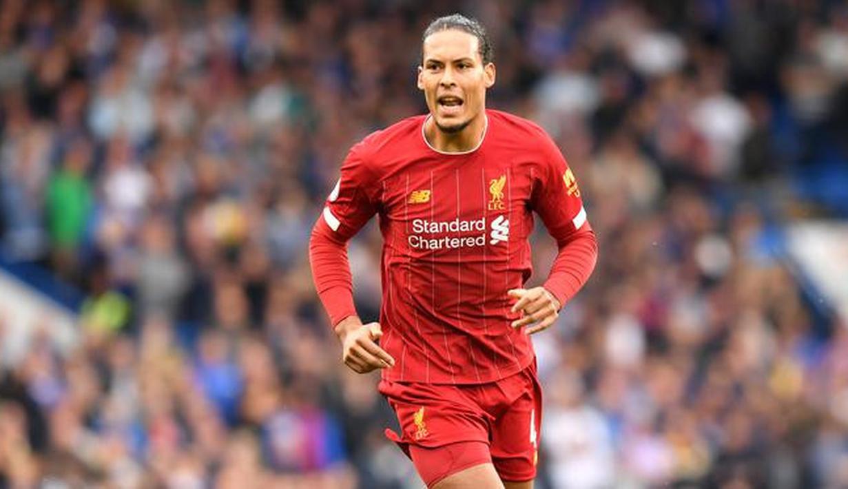 2. Virgil van Dijk - Virgil van Dijk dipastikan menjadi tembok pertahanan Liverpool yang sulit ditembus Arsenal. Ketangguhan bek asal Belanda ini membuat para Liverpool lebih aman dan leluasa untuk tampil menyerang. (AFP/Olly Greenwood)