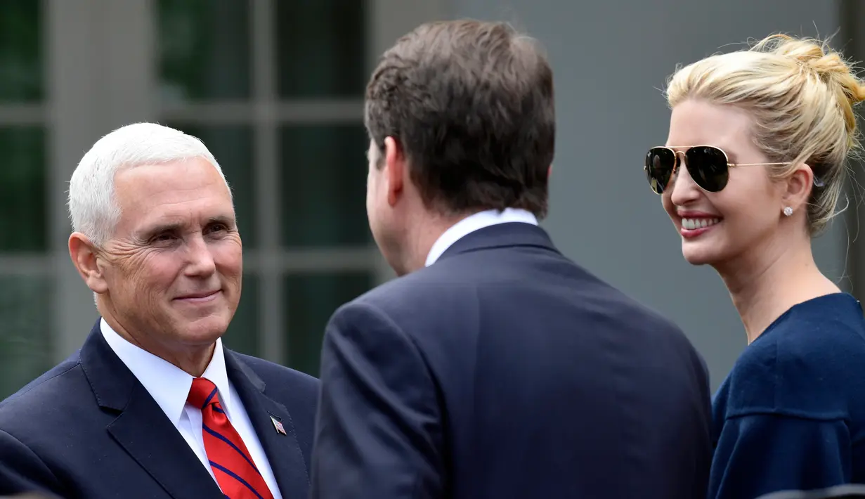 Ivanka Trump berbincang dengan Wapres AS Mike Pence dan Dubes AS untuk Jepang William Hagerty sebelum konferensi pers pertemuan PM Jepang Shinzo Abe dan Presiden AS Donald Trump di Rose Garden di Gedung Putih, Washington (7/6). (AP Photo / Susan Walsh)