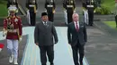 Sebelumnya, Prabowo juga telah melakukan kunjungan resmi ke Yordania pada April 2025. Tampak dalam foto, Raja Yordania Hasyimiah, Abdullah II Ibn Al Hussein, di sebelah kanan, berjalan bersama Presiden Indonesia Prabowo Subianto saat mereka memeriksa pasukan kehormatan selama upacara penyambutan sebelum pertemuan mereka di Istana Merdeka, Jakarta, Jumat 14 November 2025. (AP Photo/Achmad Ibrahim)
