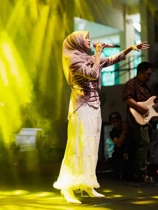 Untuk bawahannya, Ghea memilih mengenakan long skirt putih ruffle dipadukan boots heels warna senada.  [@gheaindrawari]