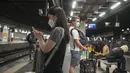 Seorang perempuan yang mengenakan masker menunggu di stasiun kereta api di Paris, Prancis, Kamis (30/6/2022). Kasus virus corona covid-19 meningkat dengan cepat di Prancis dan negara-negara Eropa lainnya setelah pembatasan COVID-19 dicabut pada musim semi. (AP Photo/Michel Euler)