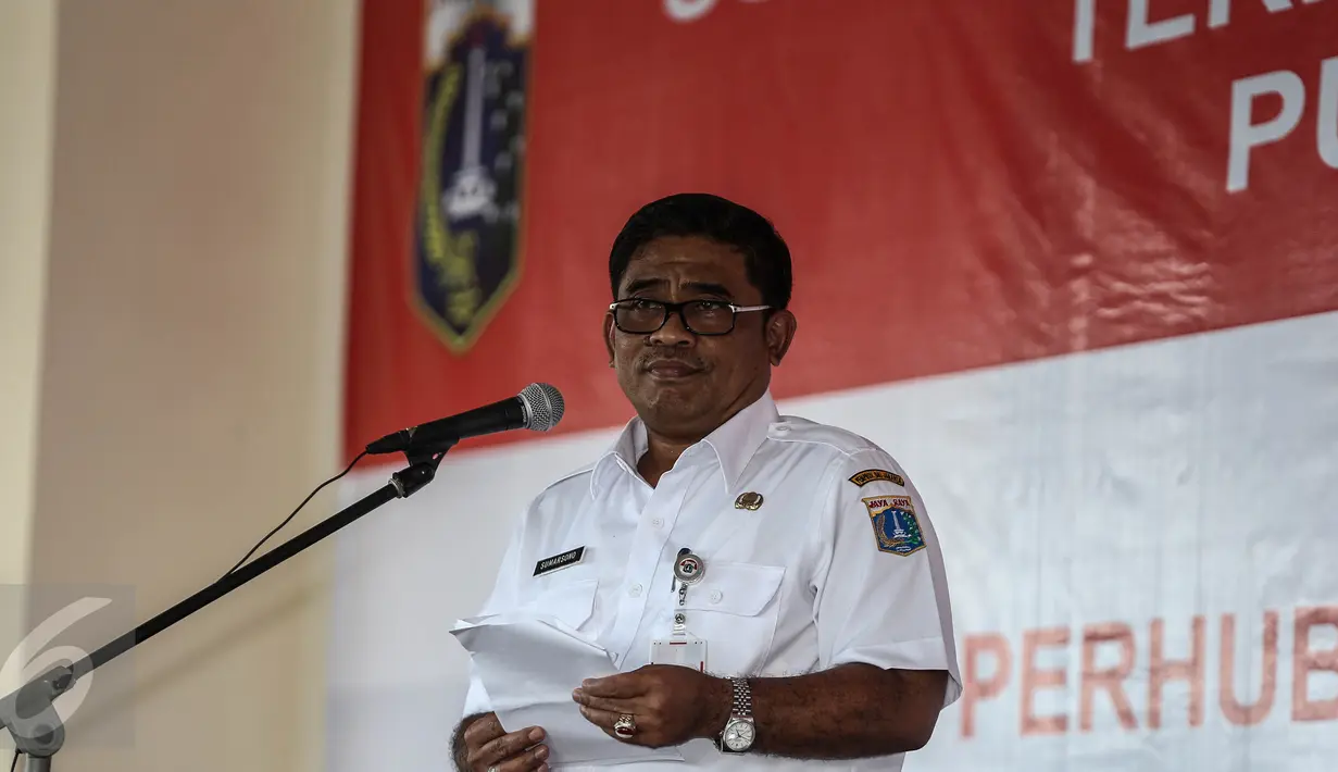 Plt Gubernur DKI Jakarta Sumarsono (Soni) memberi sambutan saat soft launching peresmian Terminal Bus Pulo Gebang Jakarta, Rabu (28/12). Terminal ini disebut-sebut sebagai yang terbesar se-Asia Tenggara. (Liputan6.com/Faizal Fanani)