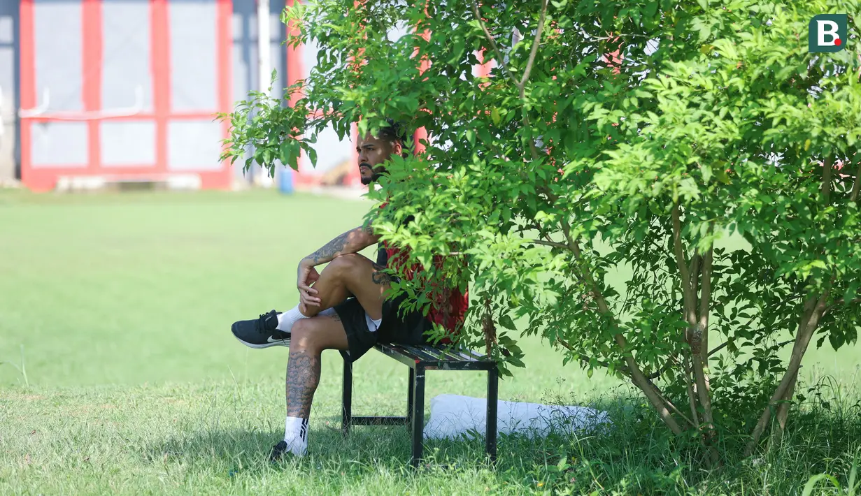 Pemain Persija, Maxwell Souza, mengamati rekannya berlatih di Nirwana Park, Sawangan, Depok. (Bola.com/M Iqbal Ichsan)