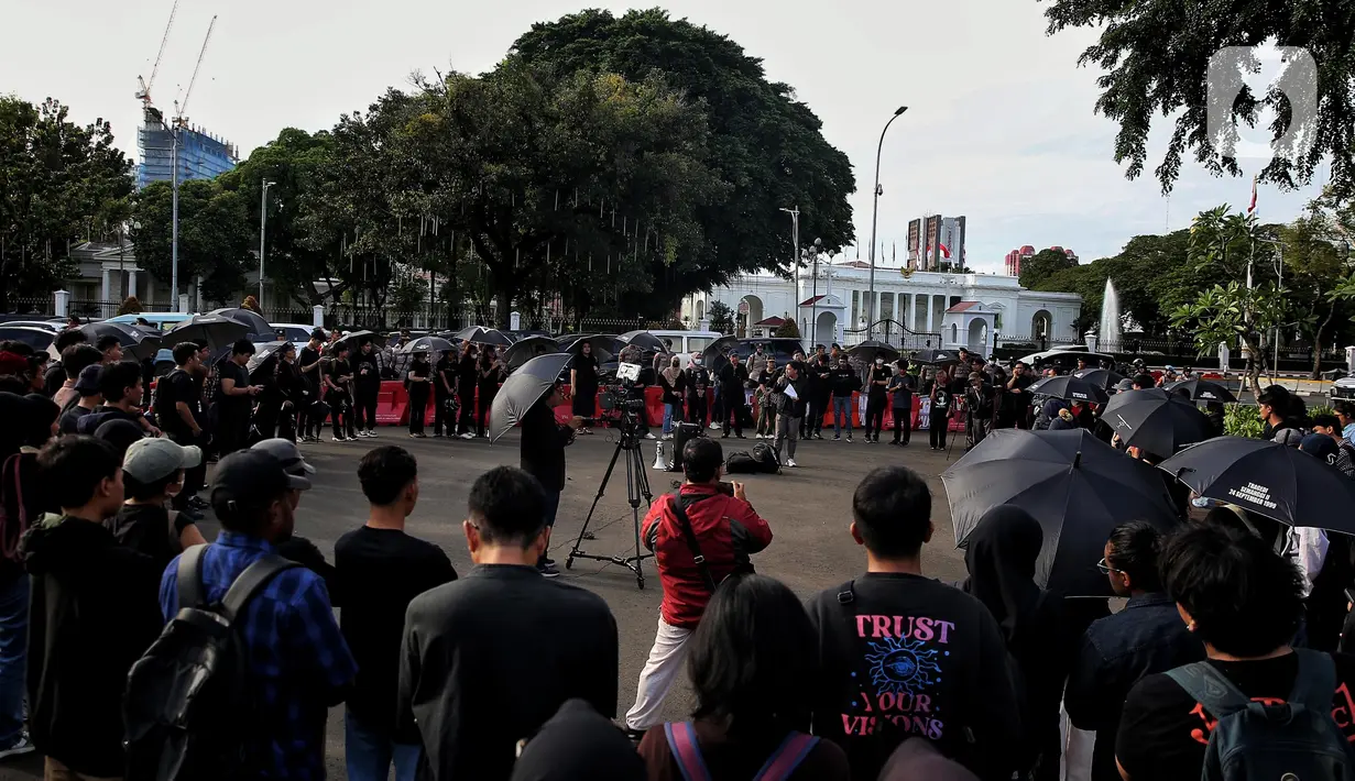 Mengenakan pakaian serba hitam sebagai simbol duka, Aksi Kamisan dilakukan di depan Istana Kepresidenan. (Liputan6.com/Angga Yuniar)
