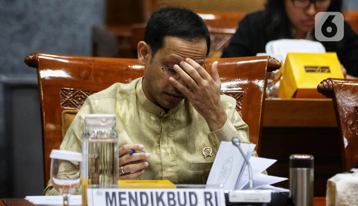 Menteri Pendidikan dan Kebudayaan, Nadiem Makarim mengikuti Rapat Kerja dengan Komisi X DPR di kompleks Parlemen, Senayan, Jakarta, Kamis (20/2/2020). Rapat membahas anggaran dan seputar isu terkait Pembayaran SPP lewat layanan Gopay. (Liputan6.com/Johan Tallo)