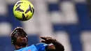 Pemain Napoli, Victor Osimhen mengontrol bola dalam pertandingan pekan ke-23 Liga Italia 2022/2023 melawan Sassuolo yang berlangsung di Mapei Stadium, Sabtu (18/2/2023). (AFP/Marco Bertorello)