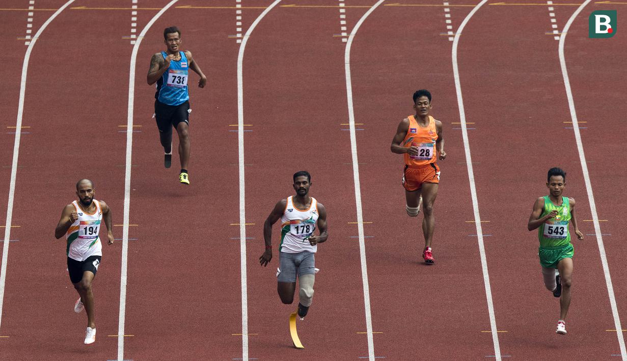 Aksi Anandan Gunasekaran asal India di cabang para atletik nomor  lari 400 meter putra klasifikasi T44, T62/64 pada Asian Para Games 2018, di Stadion Utama Gelora Bung Karno Jakarta, Kamis(11/10/2018).  (Bola.com/Peksi Cahyo)