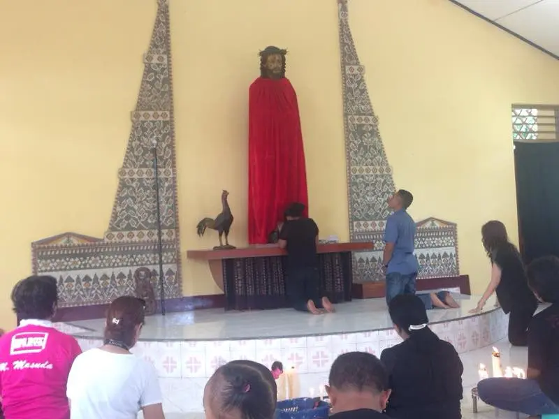 Dalam ritual Ciong Tuan, umat Katolik memanjatkan permohonan mereka kepada Tuhan. Foto: Nila Chrisna Yulika/ Liputan6.com.