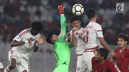 Kiper Timnas Indonesia U-19, M Riyandi (kedua kiri) menahan serangan pemain UEA U-19 pada penyisihan Grup A Piala AFC U-19 2018 di Stadion GBK, Jakarta, Rabu (24/10). Babak pertama, Indonesia unggul 1-0. (Liputan6.com/Helmi Fithriansyah)