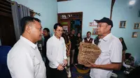 Wakil Menteri Sosial Agus Jabo Priyono saat meninjau Kampung Berdaya Kemensos di Desa Kalisalak, Kecamatan Kebasen, Kabupaten Banyumas, Minggu (31/8/2025).
