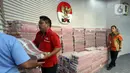Petugas mengangkut uang dari tumpukan sebesar Rp 300 miliar yang dipamerkan di gedung Merah Putih Komisi Pemberantasan Korupsi (KPK), Jakarta, Kamis (20/11/2025). Komisi Pemberantasan Korupsi (KPK) memamerkan uang tunai sebesar Rp 300 miliar. (Liputan6.com/Helmi Fithriansyah)