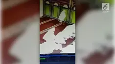 Seorang wanita bermukena nekat mengambil tas saat jemaah lain melakukan sujud pada momen salat subuh berjamaah.