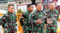 Panglima TNI Laksamana Yudo Margono (depan) didampingi KSAD Jenderal TNI Dudung Abdurachman, KSAL Laksamana Muhammad Ali, dan KSAU Marsekal TNI Fadjar Prasetyo menyampaikan sambutan pada Rapat Pimpinan TNI Tahun 2023 di Museum Satria Mandala, Jakarta, Kamis (9/2/2023). Dalam rapat tersebut Panglima TNI menyampaikan program prioritas TNI tahun 2023 serta memberikan penghargaan kepada para prajurit berprestasi. (Liputan6.com/Herman Zakharia)