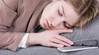 5 Bahaya Meletakkan HP Dekat Kepala Saat Tidur