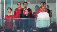 Ketua Umum PSSI, Erick Thohir (tengah) menyanyikan lagu kebangsaan Indonesia raya sebelum laga uji coba internasional antara Timnas Indonesia U-22 melawan Timnas Lebanon U-22 di Stadion Utama Gelora Bung Karno (SUGBK), Senayan, Jakarta, Jumat (14/04/2023). Pertandingan ini menjadi salah satu bentuk persiapan untuk SEA Games 2023 di Kamboja. (Bola.com/Bagaskara Lazuardi)