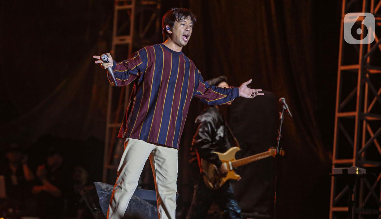 Grup band D'Masiv menghibur penonton Titik Kumpul Festival 2024 di Stadion Madya GBK, Jakarta Pusat, Sabtu (27/4/2024). (Liputan6.com/Angga Yuniar)