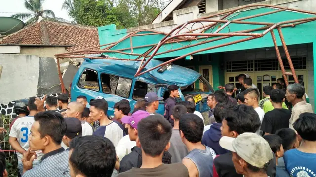 Kecelakaan Beruntun Libatkan 6 Kendaraan di Bogor. (Liputan6.com/Achmad Sudarno)