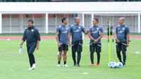 Pelatih Timnas Indonesia U-22, Indra Sjafri, memimpin langsung persiapan skuad Garuda jelang menghadapi Timnas Mali di Stadion Madya, Senayan, Jakarta, Jumat (14/11/2025). (Bola.com/M Iqbal Ichsan)