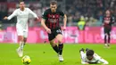 Pemain AC Milan Tommaso Pobega (tengah) menggiring bola saat melawan AS Roma pada pertandingan sepak bola Serie A Liga Italia di Stadion San Siro, Milan, Italia, 8 Januari 2023. Pertandingan berakhir imbang 2-2. (AP Photo/Antonio Calanni)