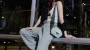 Baifern tak kalah nyaman dengan tanktop abu-abu, jogger pants, sling bag, dari Tirrack shoes. [Onitsuka Tiger]