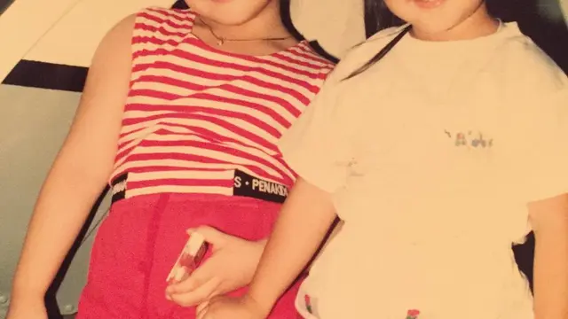 Potret Masa Kecil 6 Artis Wanita dengan Saudara Perempuannya, Menggemaskan
