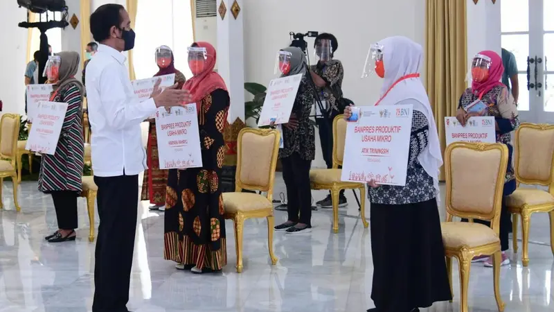 Presiden Joko Widodo berbincang-bincang dengan para penerima Bantuan Presiden (Banpres) Produktif bagi pelaku usaha mikro di Yogyakarta, Jumat (28 Agustus 2020). (Dok BNI)