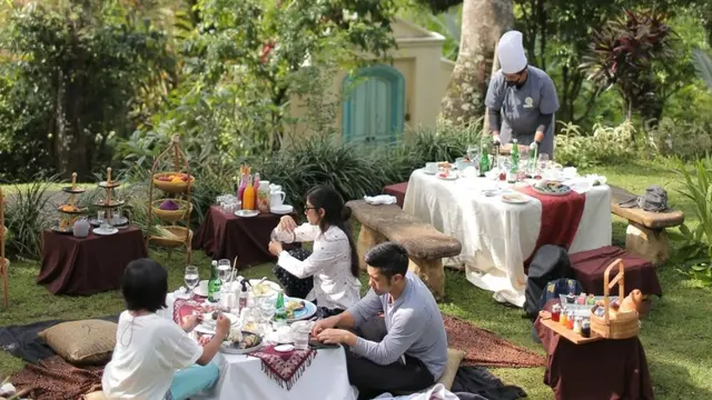 Dian Sastrowardoyo piknik bersama keluarga (Instagram/therealdisastr)