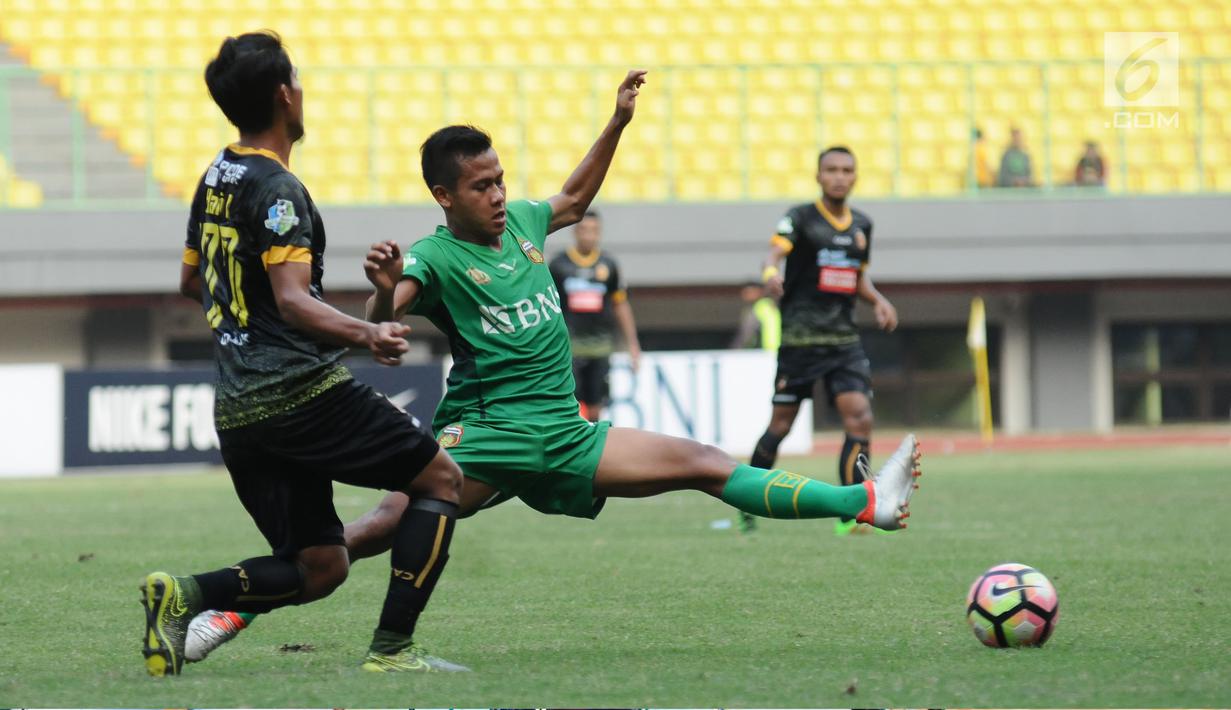 Gelandang Sriwijaya FC, Hafit Ibrahim (kiri) mencoba lolos dari kawalan pemain Bhayangkara FC pada lanjutan Liga 1 Indonesia di Stadion Patriot Candrabhaga, Bekasi, Minggu (20/8). Bhayangkara FC menang 2-1. (Liputan6.com/Helmi Fithriansyah)