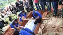 Sekitar pukul 14.10 jenazah sampai di TPU. Dan pukul 15.00 jenazah maestro ini dimasukkan liang lahat.  (Adrian Putra/Bintang.com)