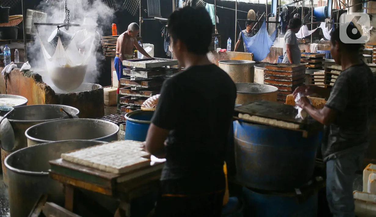 Pekerja menyelesaikan pembuatan tahu di Pabrik Tahu kawasan Duren Tiga, Jakarta, Selasa (15/2/2022). Kementerian Perdagangan (Kemendag) memprediksi dalam waktu dekat harga tempe dan tahu akan mengalami kenaikan di tingkat konsumen hingga 6 bulan ke depan. (Liputan6.com/Herman Zakharia)