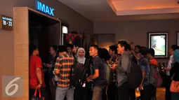 Antrian pengunjung saat pemutaran Premier Film Pixels di IMAX Gandaria City, Jakarta, Rabu (29/7/2015). Film Pixels menjadi obat rindu untuk para penggemar game klasik tahun 90-an. (Liputan6.com/Panji Diksana)
