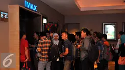 Antrian pengunjung saat pemutaran Premier Film Pixels di IMAX Gandaria City, Jakarta, Rabu (29/7/2015). Film Pixels menjadi obat rindu untuk para penggemar game klasik tahun 90-an. (Liputan6.com/Panji Diksana)