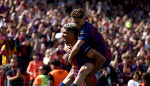 Pemain Barcelona, Ronald Araujo, merayakan gol yang dicetaknya ke gawang Rayo Vallecano dalam laga jornada 29 La Liga Spanyol di Camp Nou, Minggu (22/3/2026) malam WIB. (Josep LAGO / AFP)