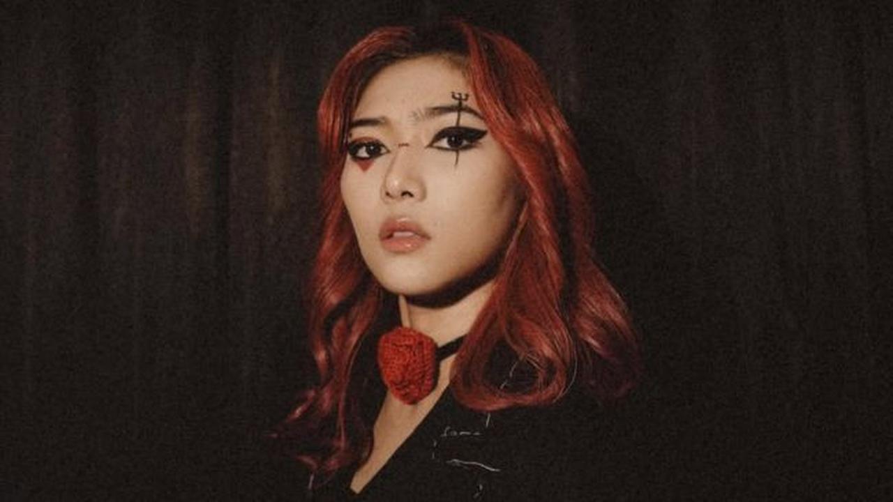 Potret Isyana Sarasvati dengan Makeup Bold yang Unik (credit: instagram/isyanasarasvati)